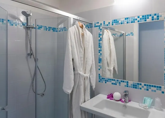 Amadei Promenade Hotel 3*